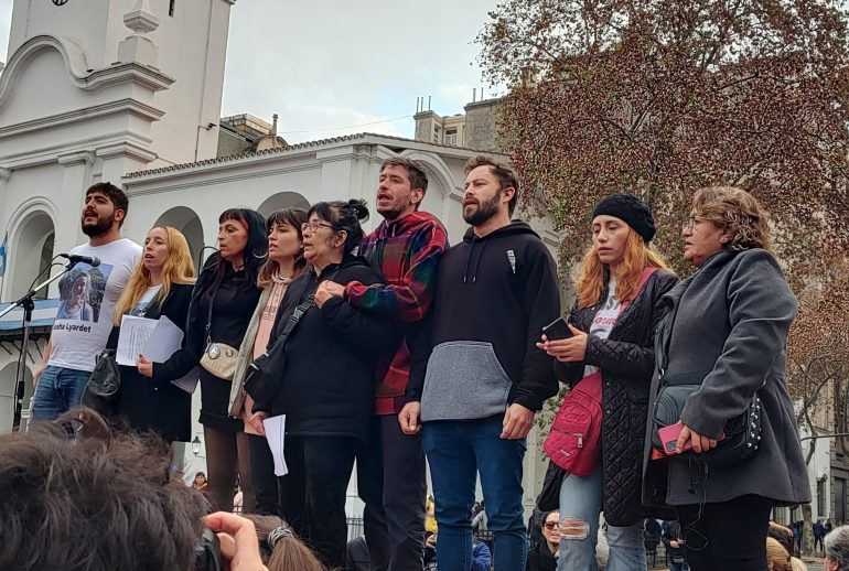 Familiares de detenidos por la movilización contra la Ley Bases