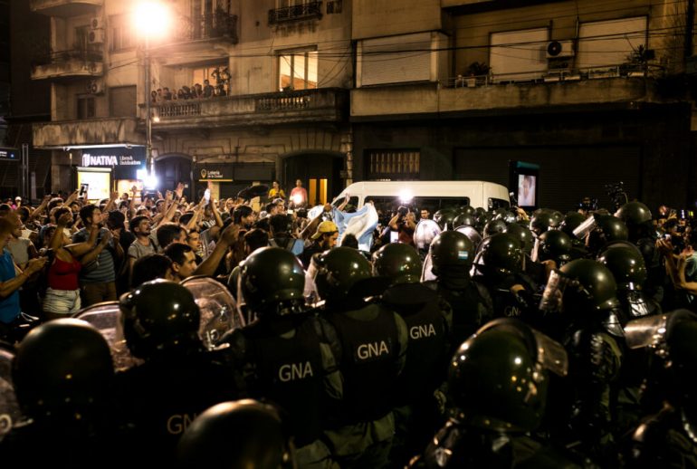 Represión frente a la protesta contra el proyecto de Ley Omnibus